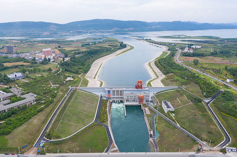 不断攀登新的思想高峰——深入学习和全面贯彻习近平新时代中国特色社会主义思想述评(图9)