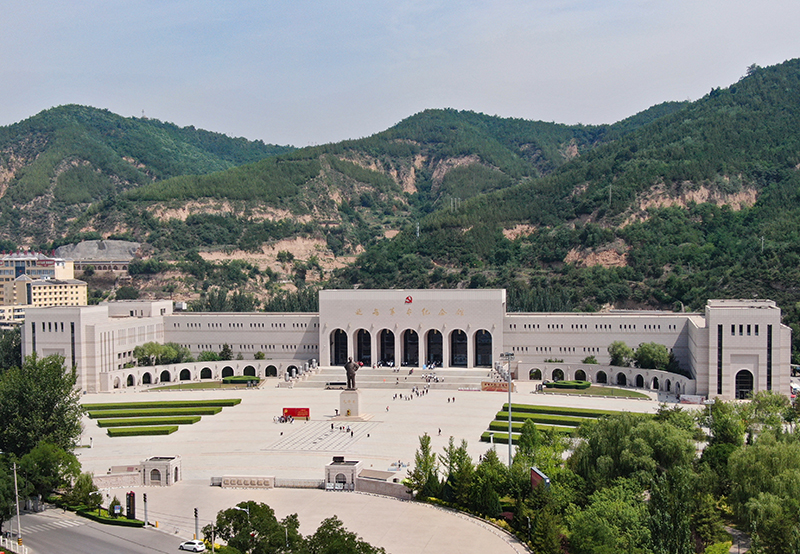 不断攀登新的思想高峰——深入学习和全面贯彻习近平新时代中国特色社会主义思想述评(图2)