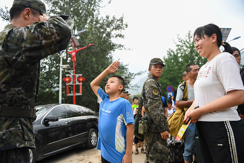 风雨同心 人民至上——以习近平同志为核心的党中央坚强有力指挥北京防汛抗洪救灾(图3)