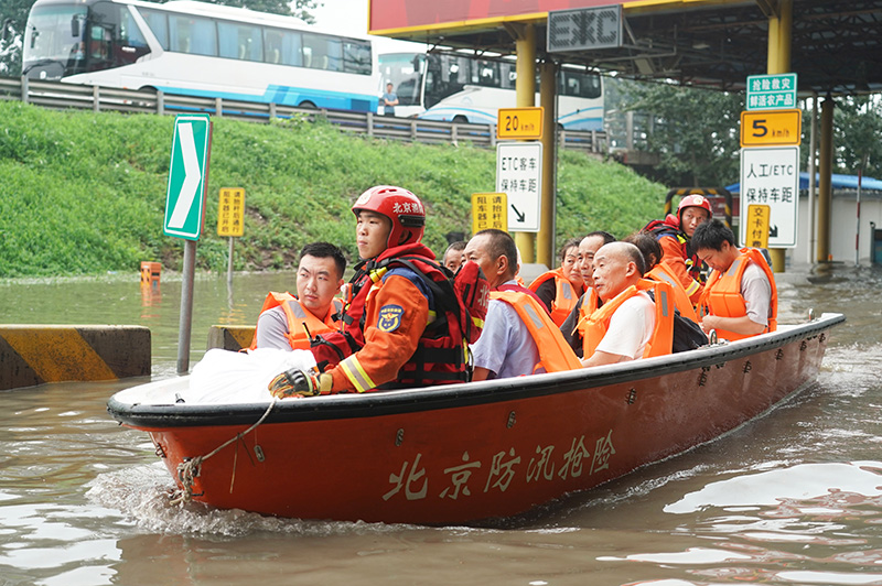 风雨同心 人民至上——以习近平同志为核心的党中央坚强有力指挥北京防汛抗洪救灾(图4)