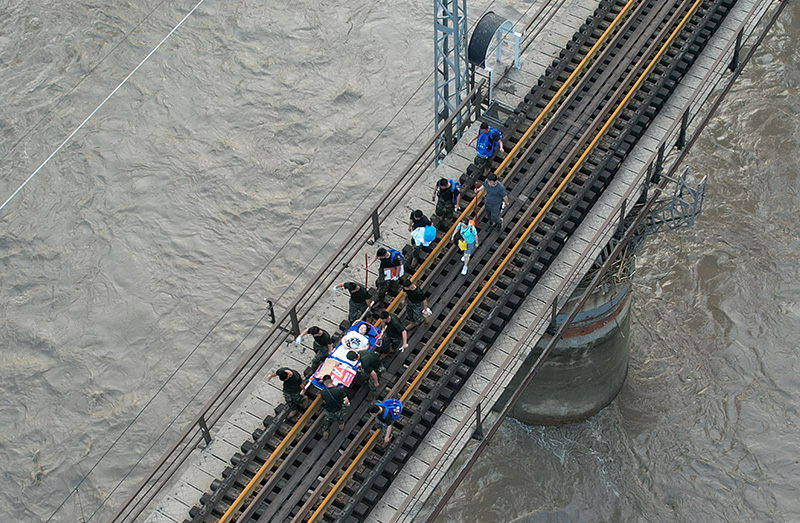 风雨同心 人民至上——以习近平同志为核心的党中央坚强有力指挥北京防汛抗洪救灾(图11)