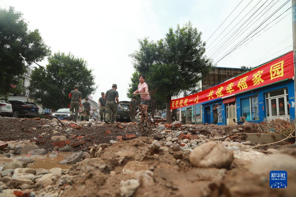 听令景从 勇挑重担——解放军和武警部队坚决贯彻习近平主席重要指示持续奋战防汛救灾一线(图1)