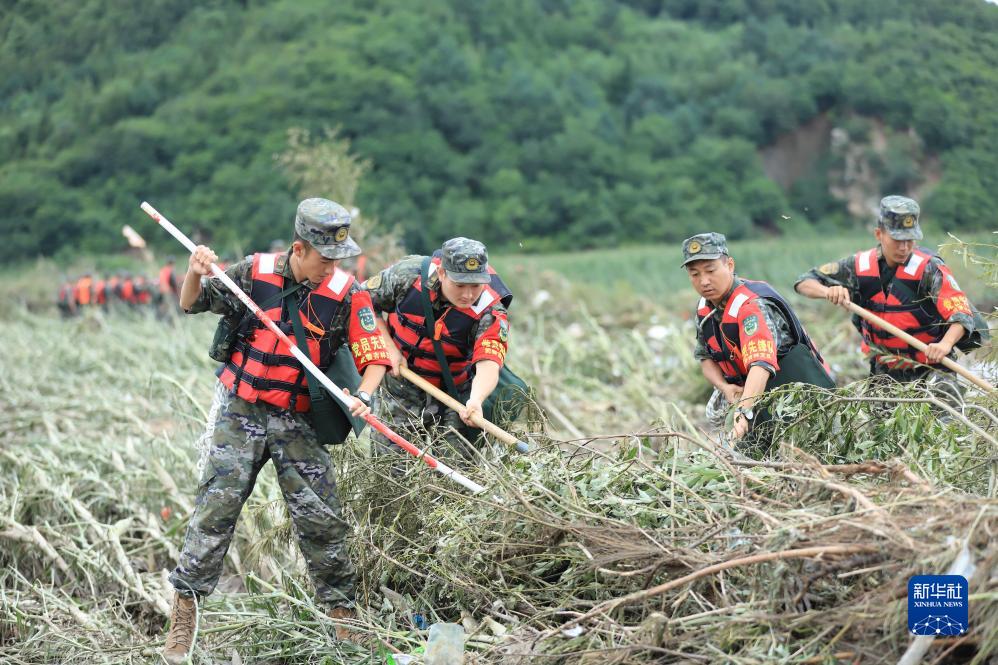 听令景从 勇挑重担——解放军和武警部队坚决贯彻习近平主席重要指示持续奋战防汛救灾一线(图6)