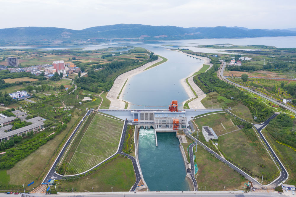 不断攀登新的思想高峰——深入学习和全面贯彻习近平新时代中国特色社会主义思想述评(图13)