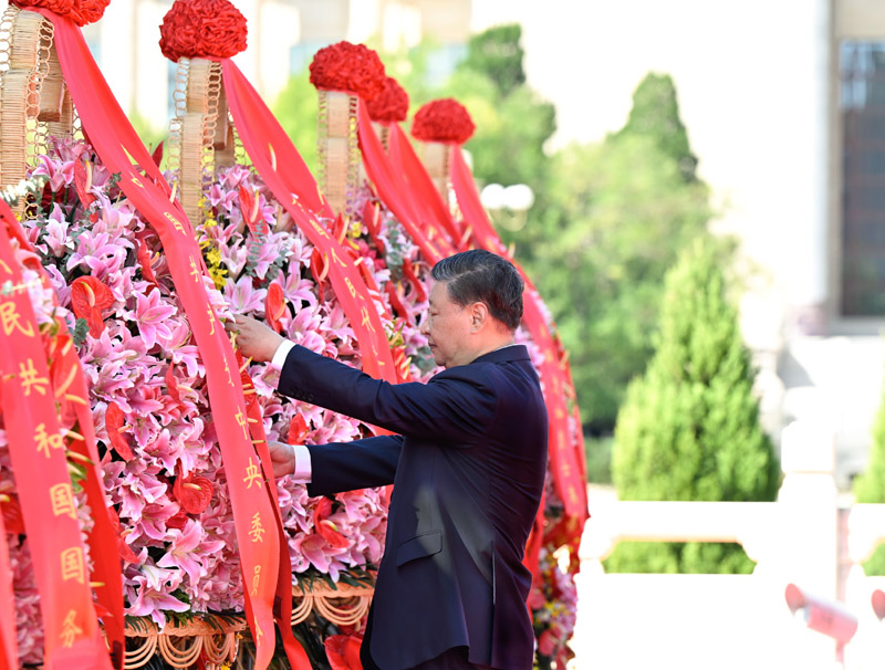 习近平等党和国家领导人出席烈士纪念日向人民英雄敬献花篮仪式(图1)