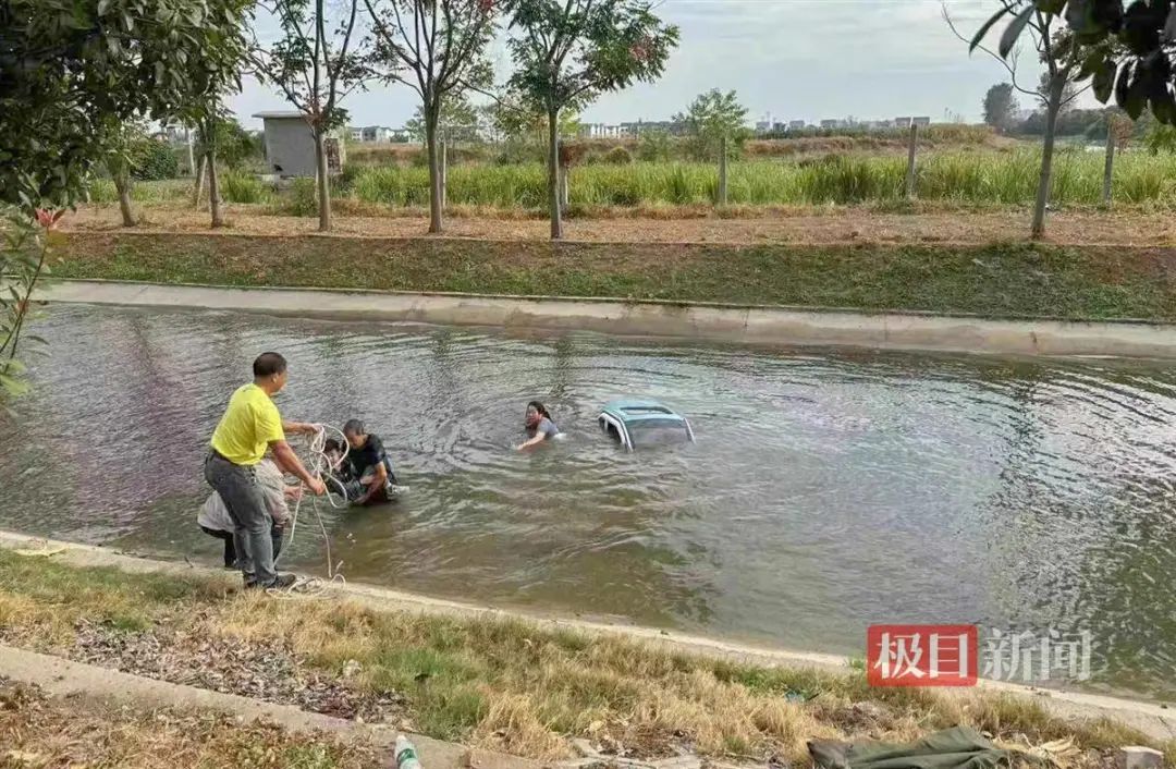 危急时刻！老兵跳下水，合力救下母子俩人(图2)