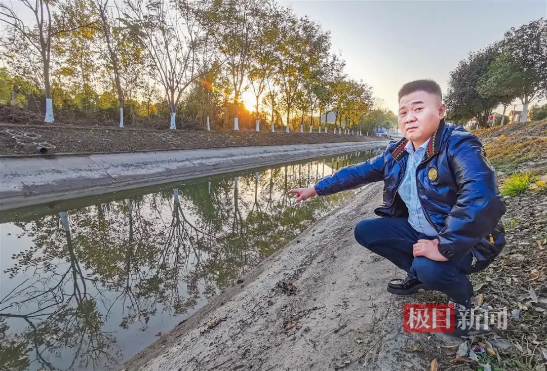 危急时刻！老兵跳下水，合力救下母子俩人(图3)