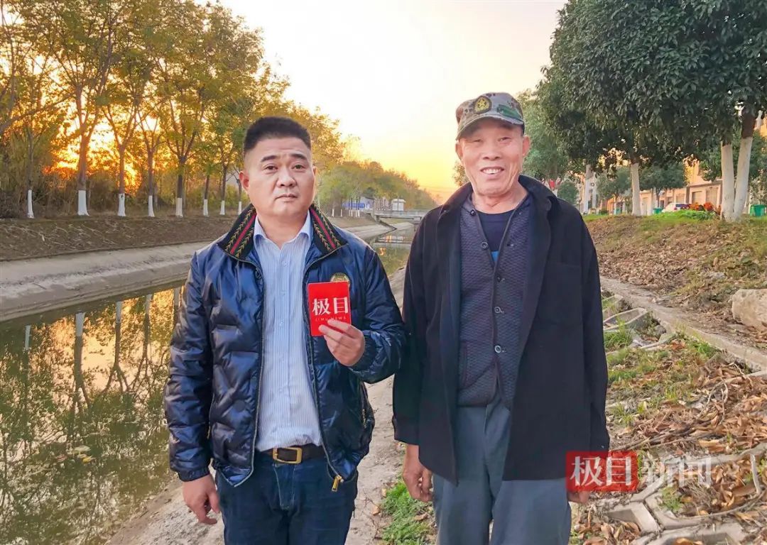 危急时刻！老兵跳下水，合力救下母子俩人(图4)