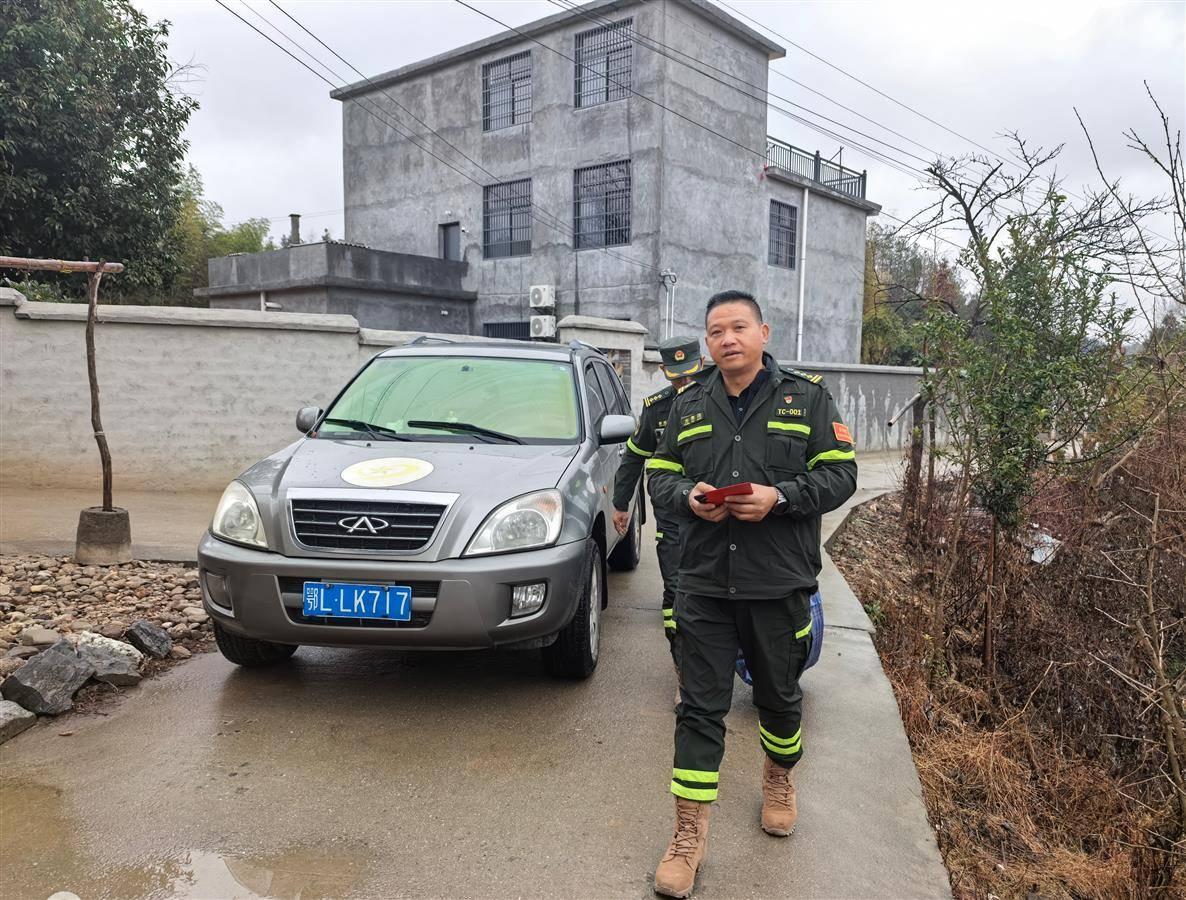 扛住400多斤的下沉重量！湖北通城老兵勇救两名溺水青年(图4)