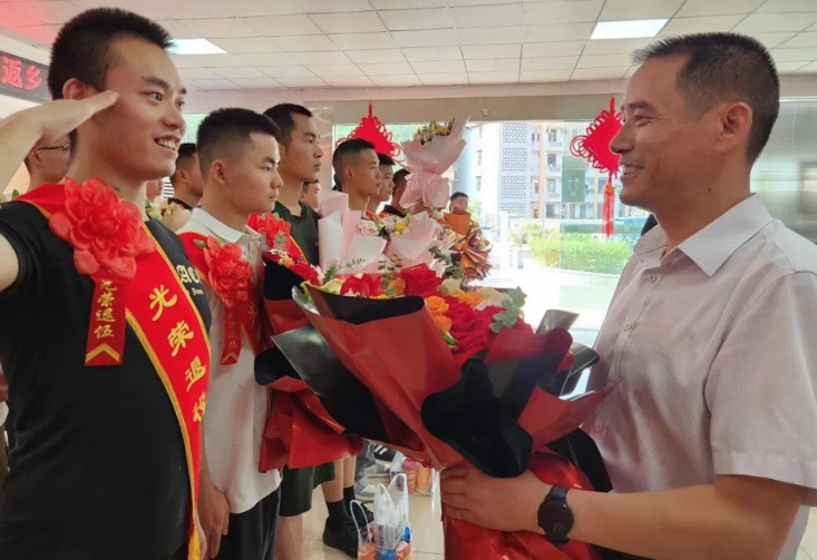 广西桂林：他两次救起落水群众