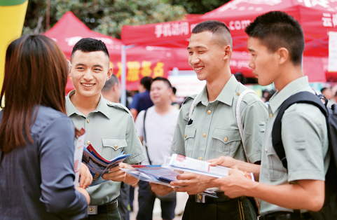 广西岑溪：退役军人跳入激流勇救被困老人