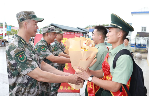 江苏泰州海陵区：退役军人奋勇砸窗救人