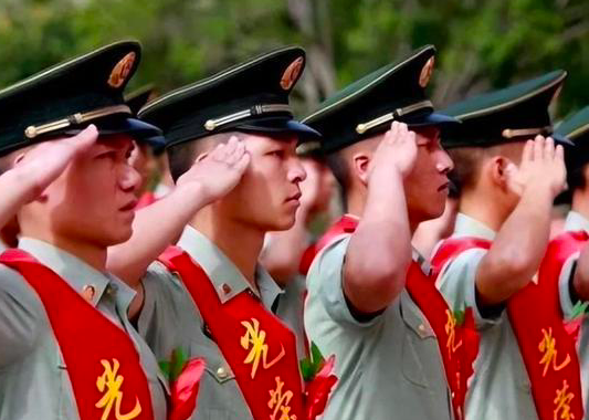 江苏泰州海陵区：退役军人奋勇砸窗救人