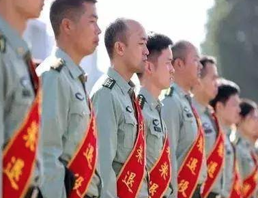 河南开封：奋勇救火显担当 见义勇为扬正气