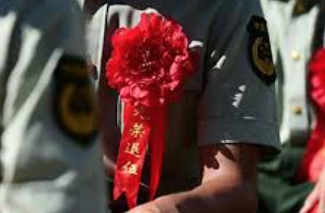 上海徐汇区：“兵支书”深夜急救89岁独居老人