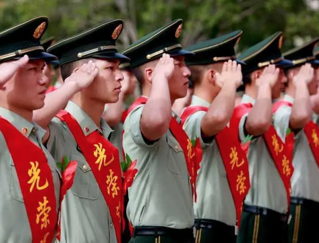 上海青浦区：寒冬一跃 这位老兵好样的