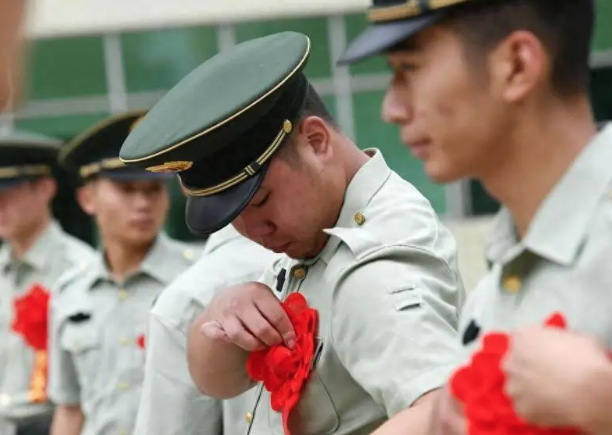 上海徐汇区：“兵支书”深夜急救89岁独居老人