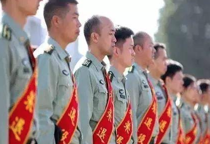 江苏泰州海陵区：退役军人奋勇砸窗救人