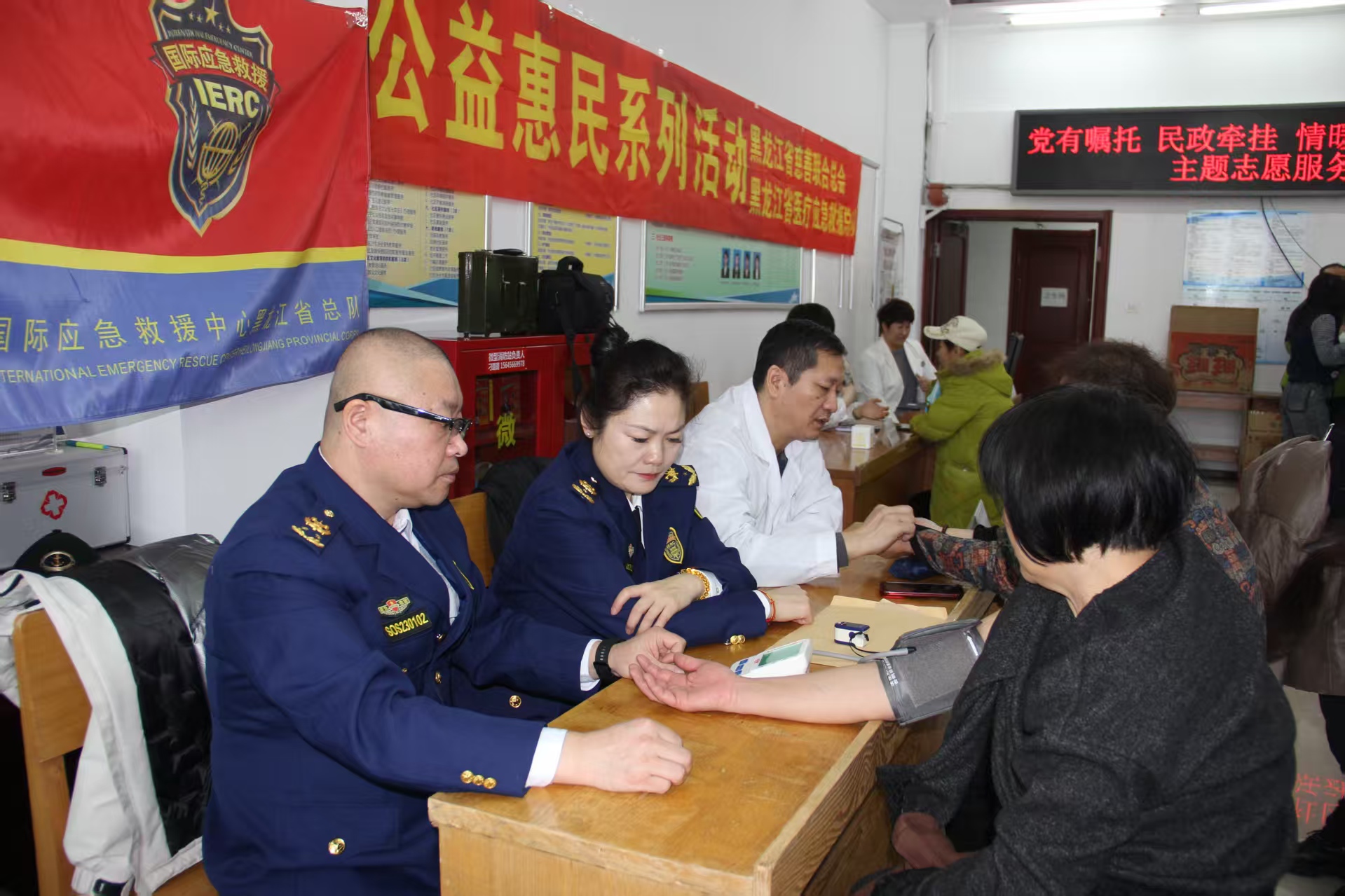 弘扬雷锋精神 情暖社区居民(图2) WechatIMG1120.jpg