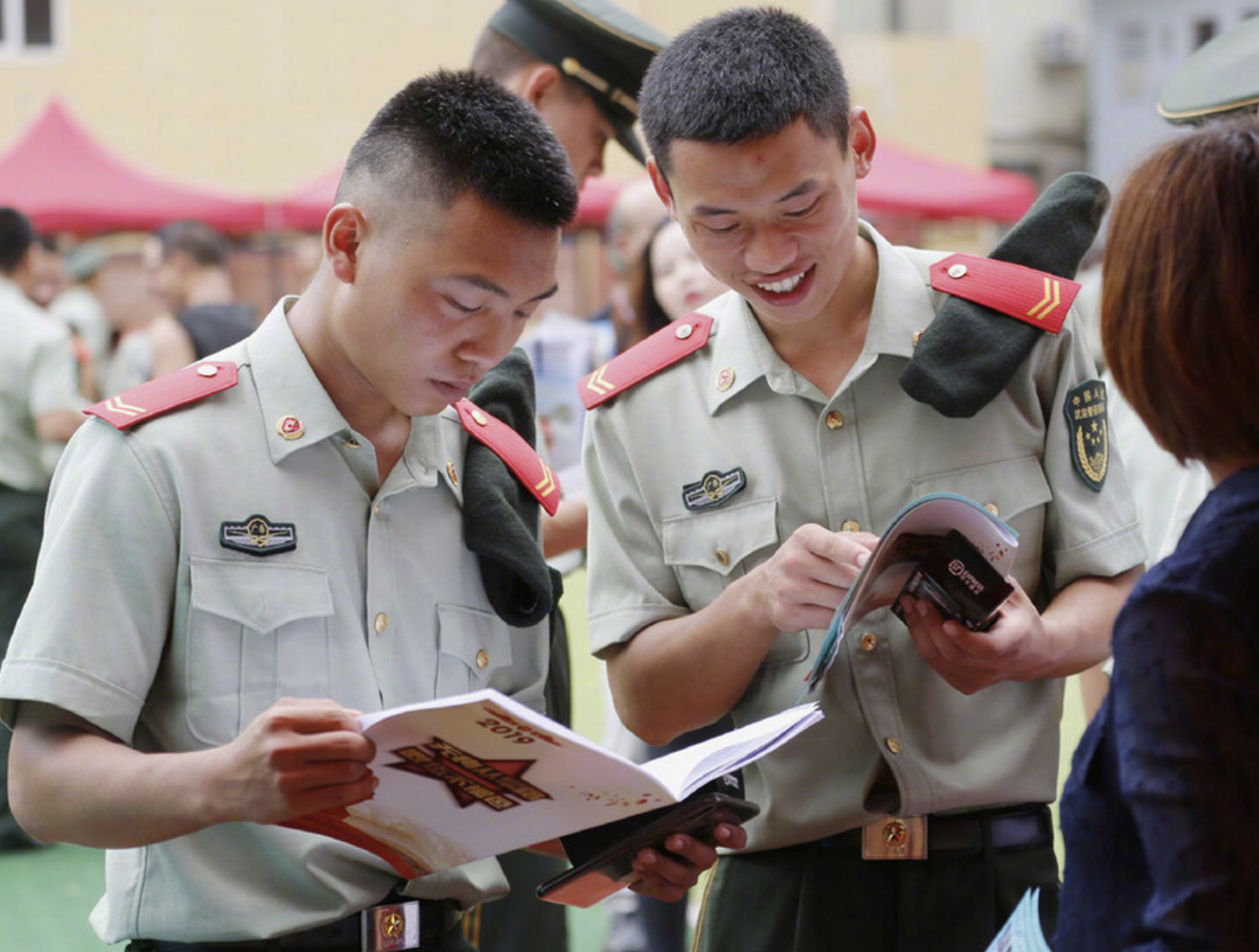 河南开封：奋勇救火显担当 见义勇为扬正气