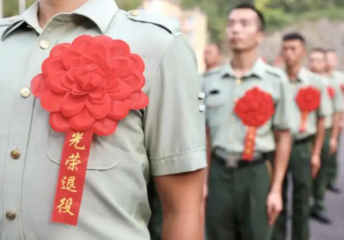 江苏常州钟楼区：退役军人一分钟心肺复苏救回倒地女子