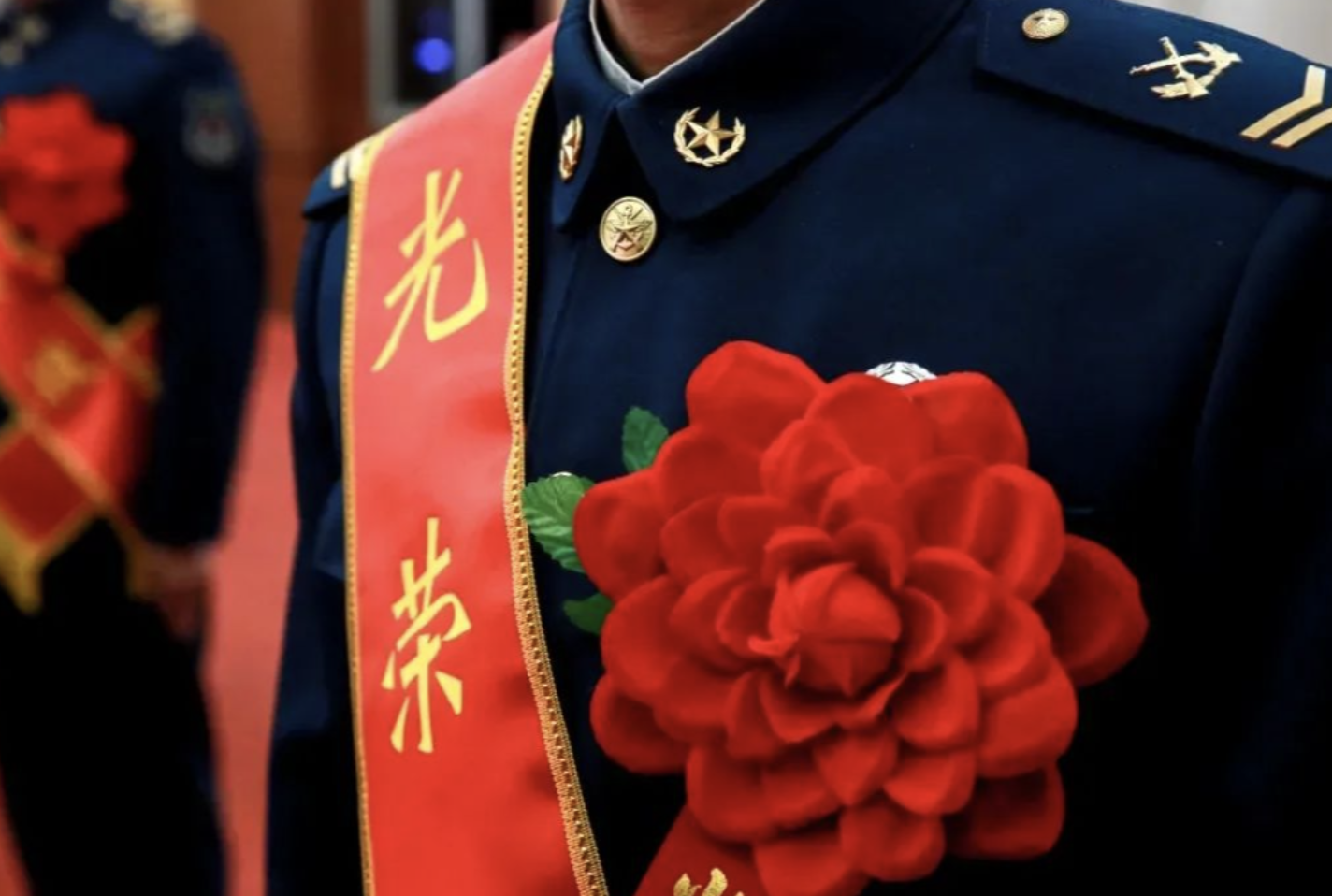 上海徐汇区：休假消防老兵火场中背出老人