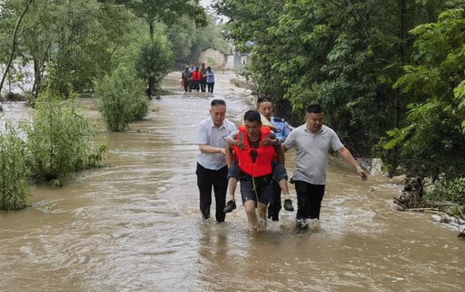 暴雨中，湖北这群退役军人手牵手蹚深水去救人，还有70岁老兵冲到一线