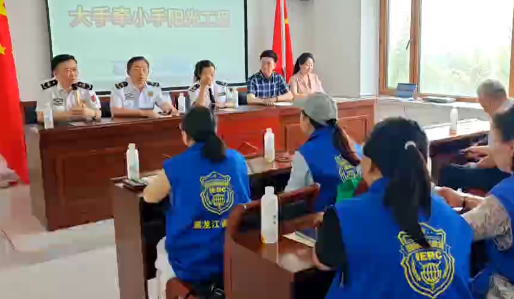 大手牵小手年画义卖 爱心款项捐给孤独症儿童