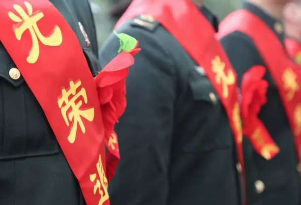 湖北：闹市电动车相撞两人受伤 “95后”退役军人挺身而出