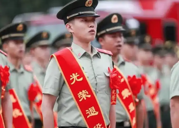 湖南岳阳：深夜跳水救人、急救晕厥学员——2名老兵危急时刻挺身
