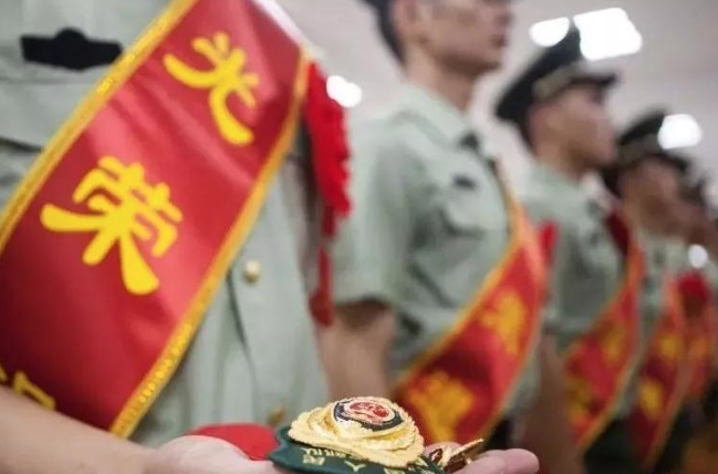 上海徐汇区：“兵支书”深夜急救89岁独居老人