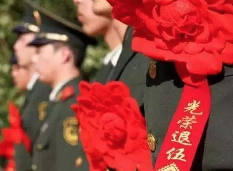 湖北：闹市电动车相撞两人受伤 “95后”退役军人挺身而出